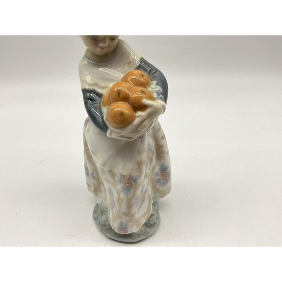 Lladro "VALENCIAN GIRL HOLDING ORANGES" Retired Porcelain Figurine # 4841 Mint - Picture 14 of 16
